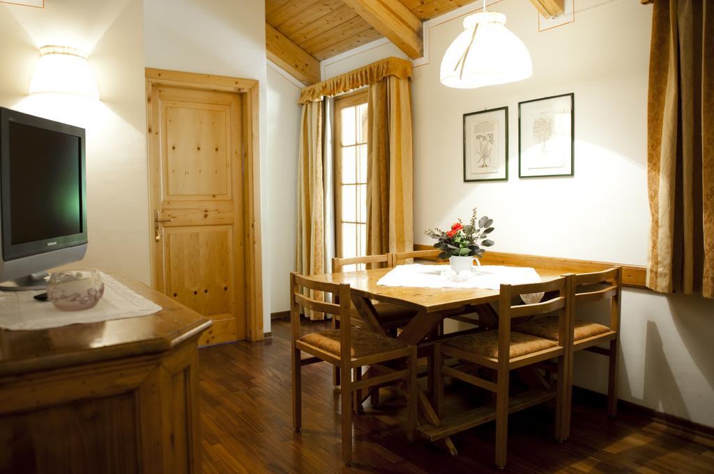 Holidays Dolomiti Apartment Resort Carisolo Chambre photo